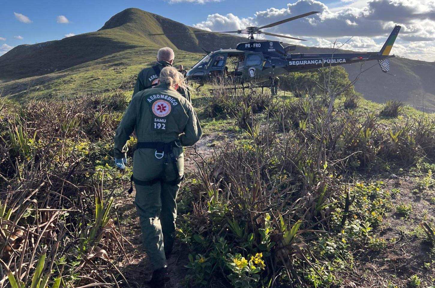 Homem é resgatado em serra de helicóptero pelo GTA