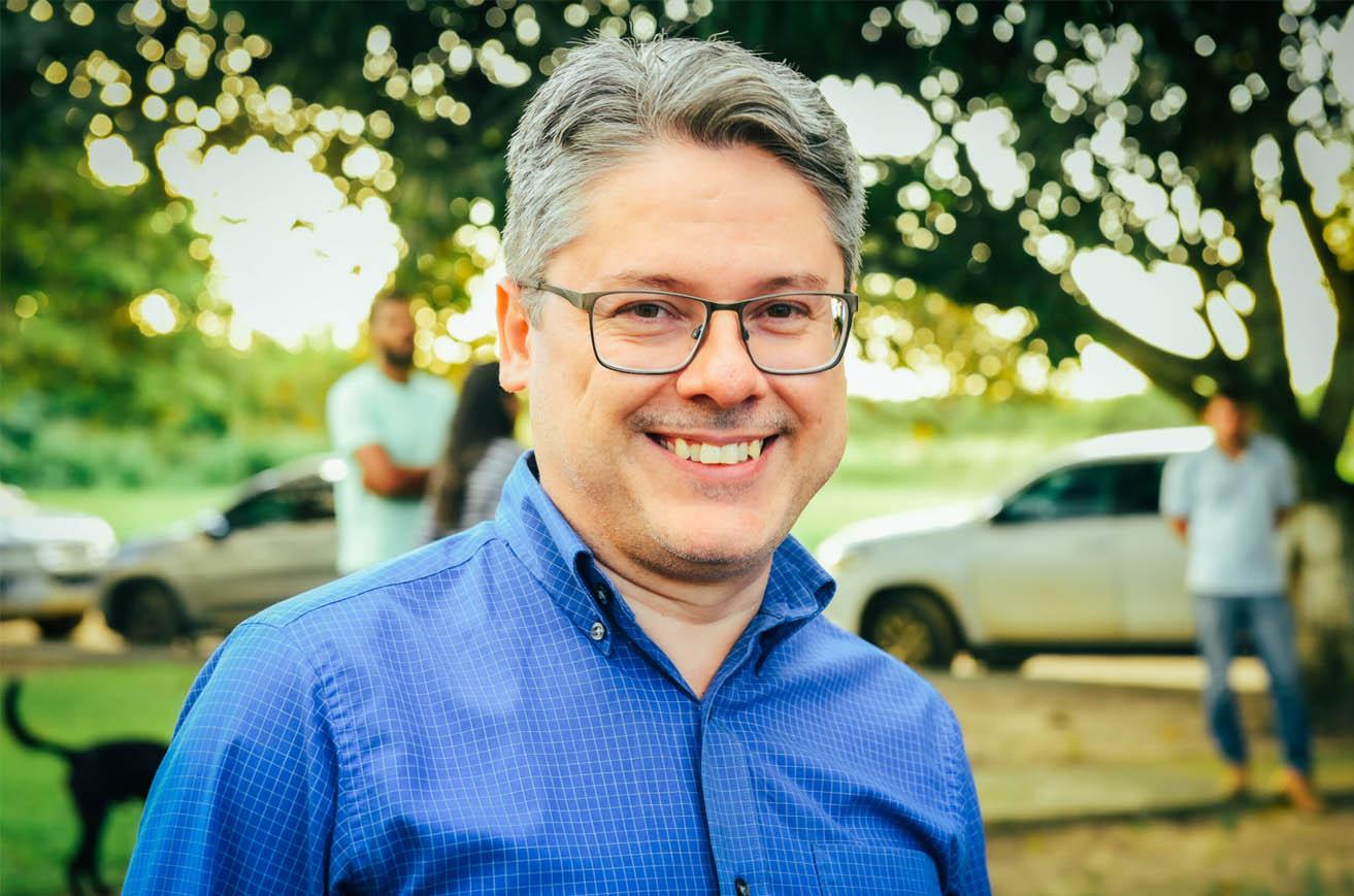 Pesquisa aponta Alessandro Vieira na liderança para o Senado em 2026