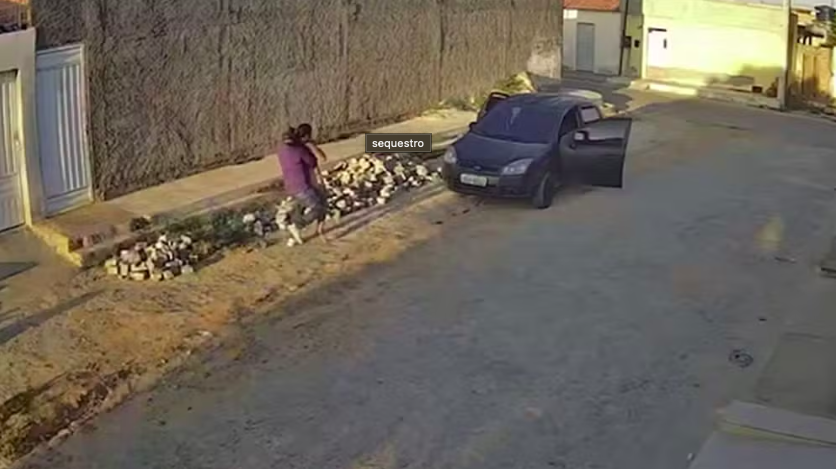 Homem sequestra ex-namorada e é preso após perseguição policial