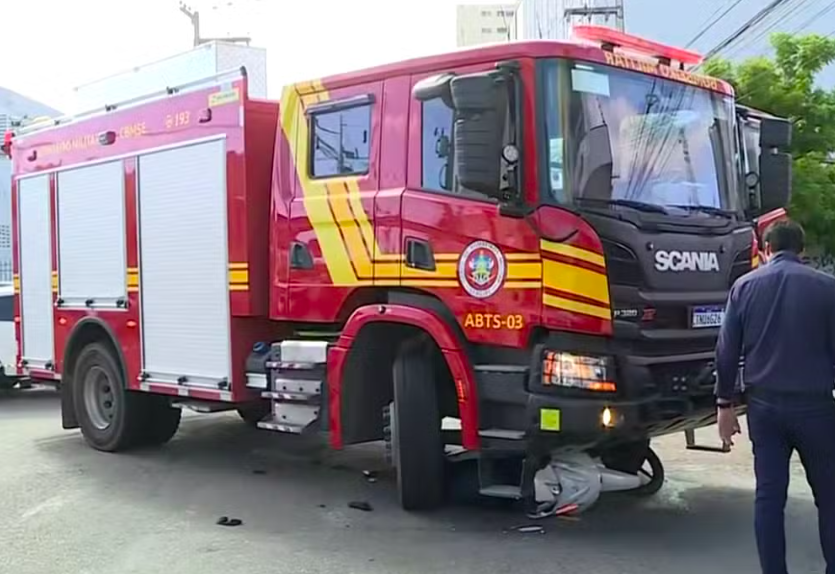 Caminhão do Corpo de Bombeiros atropela casal em moto no Centro de Aracaju