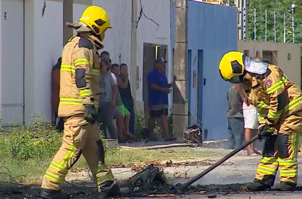 Moradores reagem a operação contra furto de energia e bloqueiam avenida em Aracaju