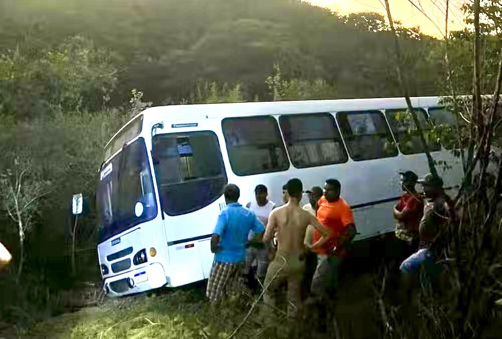 Ônibus cai de ponte a caminho de cerimônia de Crisma e deixa dois mortos em Sergipe
