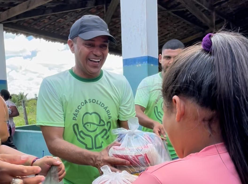 Zominho faz história com a distribuição de 4 toneladas de peixe e cestas básicas