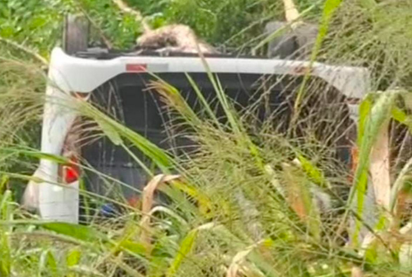Acidente com micro-ônibus da Coopertalse deixa feridos na BR-101, em Rosário do Catete