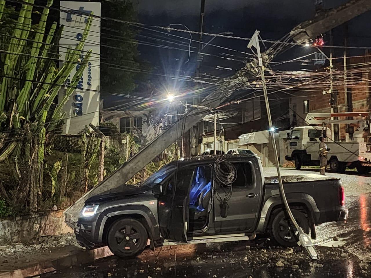 Caminhonete bate e derruba um poste na Avenida Maracaju no sentido Bairro Santos Dumont em Aracaju
