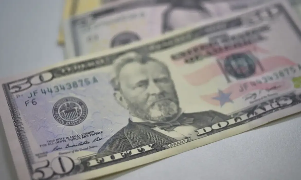 Dólar cai para R$ 5,66 após Copom e acordo entre EUA e Reino Unido