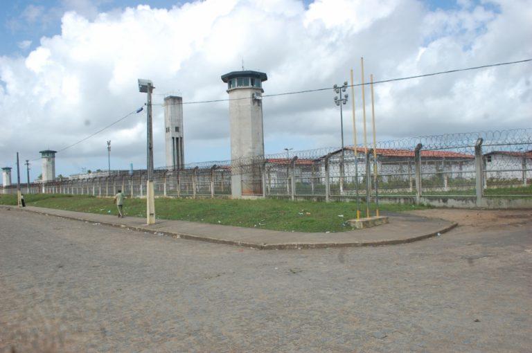 Policial Penal é preso ao tentar entrar com celular em presídio