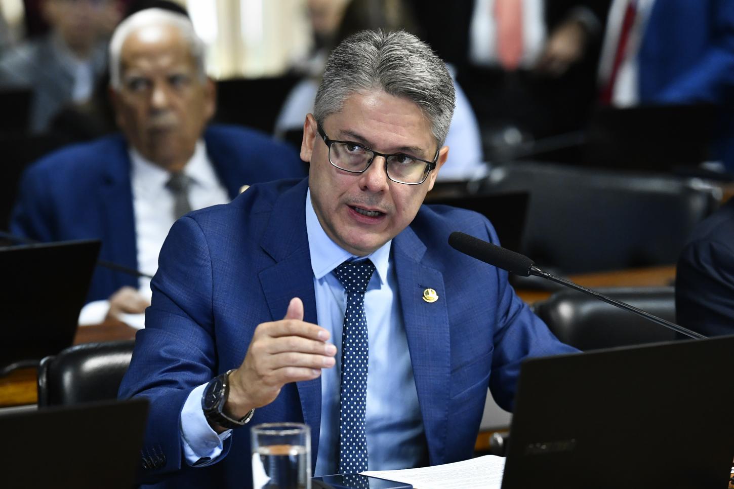 Senador quer investigação firme sobre roubo de dinheiro dos aposentados