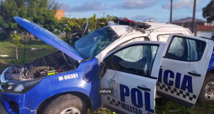 Viatura da Polícia Militar capota e deixa dois policiais feridos