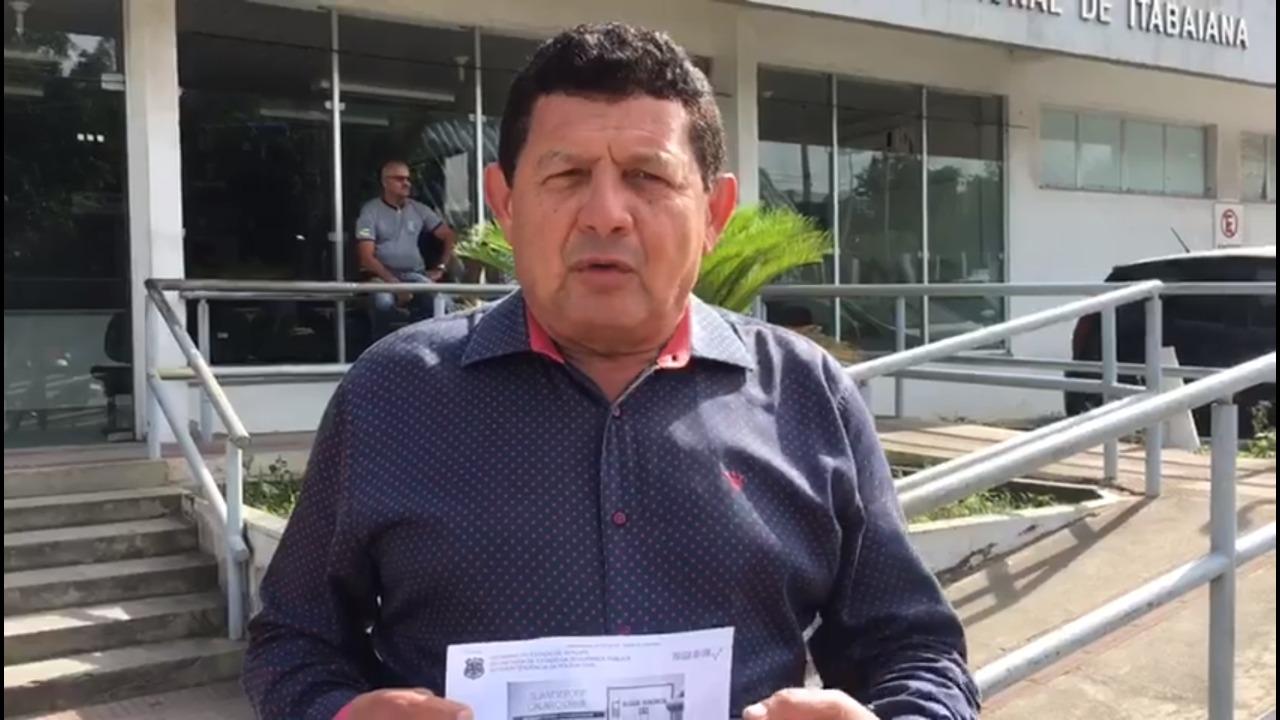 A prefeita de Aracaju, Emilia Corrêa, usou as redes sociais para informar que o jornalista Carlos Ferreira não é mais porta-voz da prefeitura, por conta de uma declaração feita em
