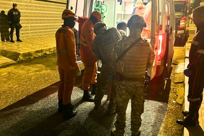 Homem é contido pela PM após ameaçar familiares em surto psicótico