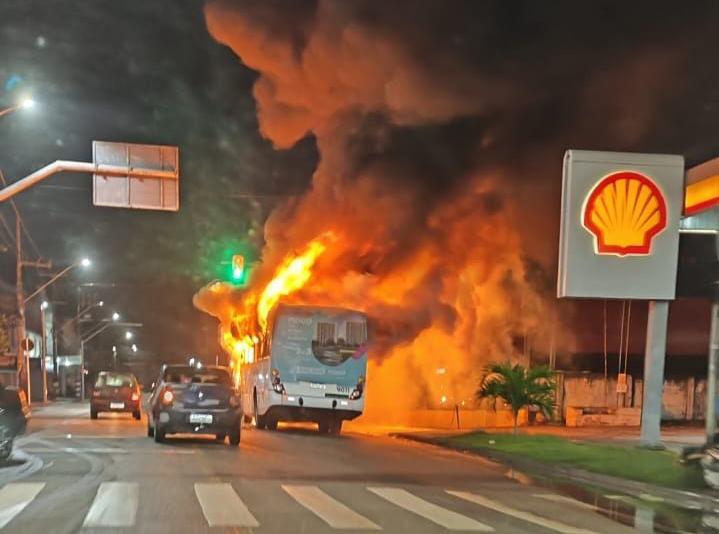 Incêndio atinge ônibus em Aracaju, mas ninguém fica ferido