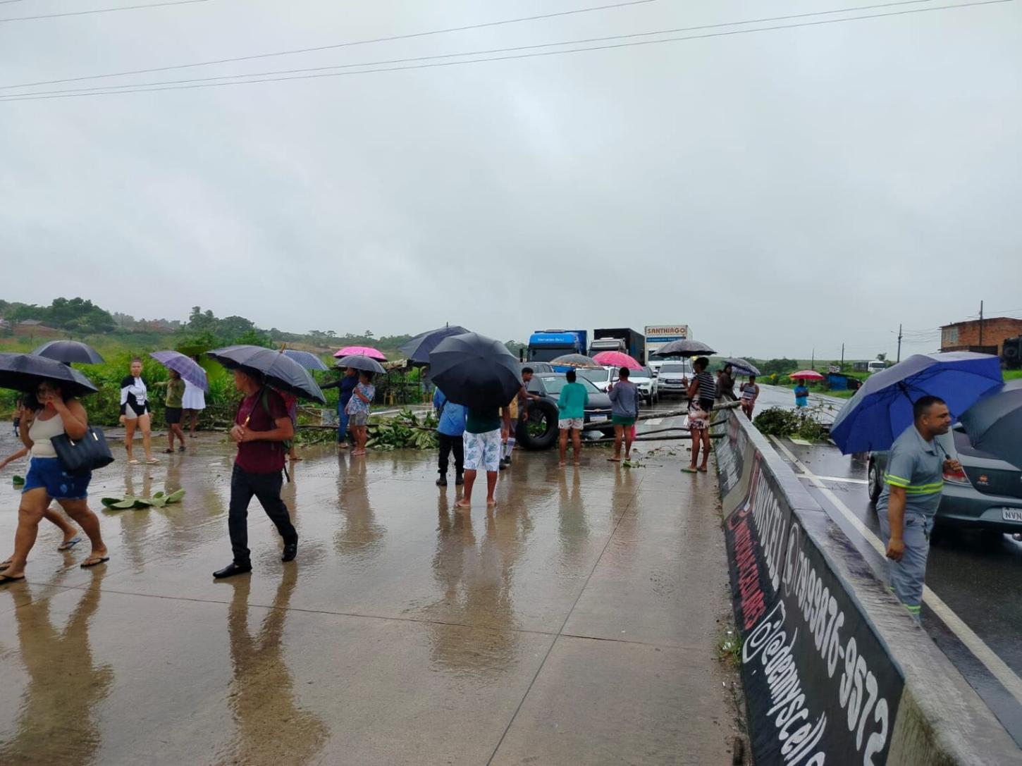 Moradores de Pedra Branquinha fecham BR-101 em protesto por passarela