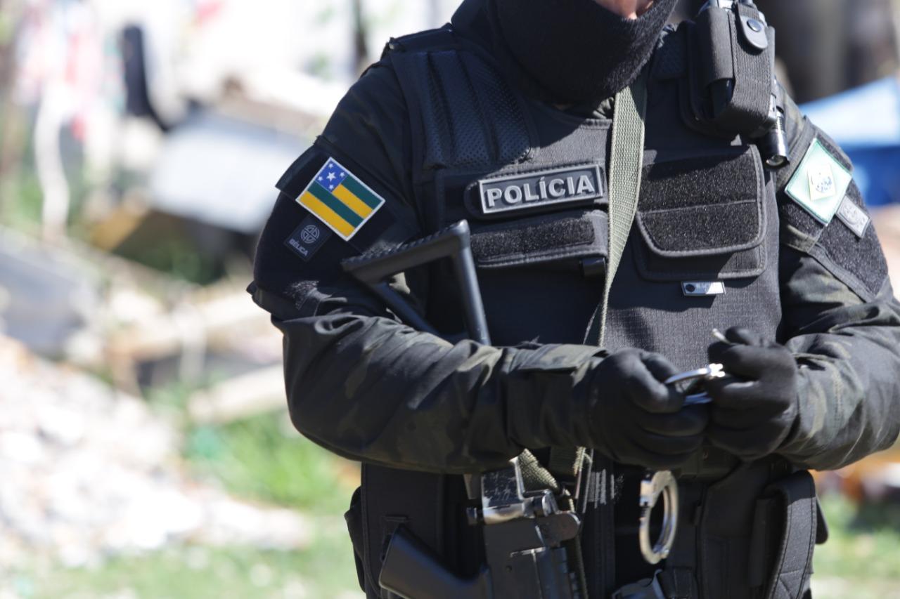 Homem é preso por agredir pais idosos em Moita Bonita