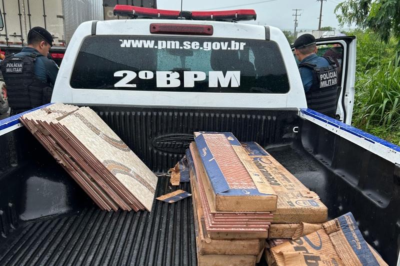 PM prende 6 homens por saque em carga tombada na BR-101