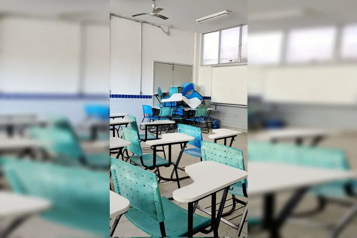 Ataque no Cefet: Alunos bloqueiam portas com cadeiras para se protegerem