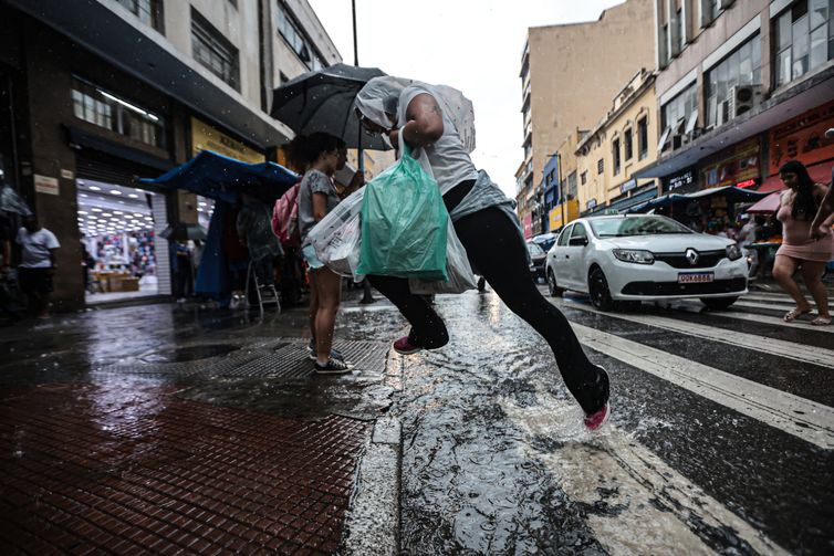 Defesa Civil de São Paulo alerta para fortes tempestades neste sábado
