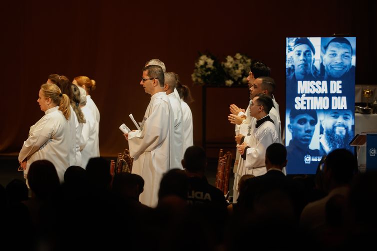 Missa de 7º dia homenageia policiais mortos em operação no Rio