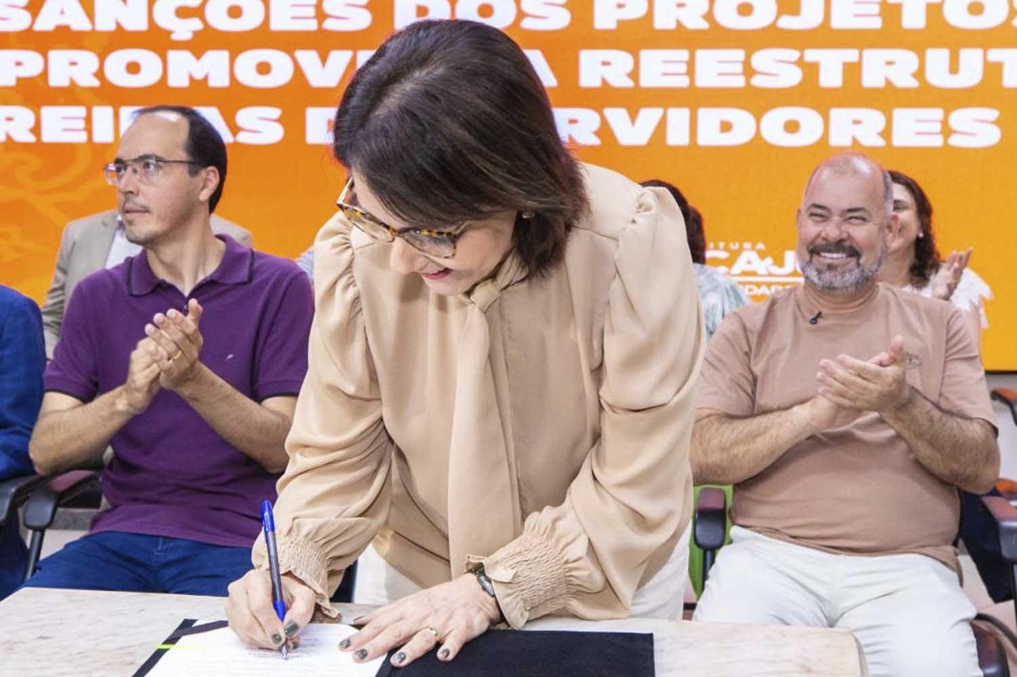 Emília Corrêa sanciona leis que reestruturam carreiras do funcionalismo