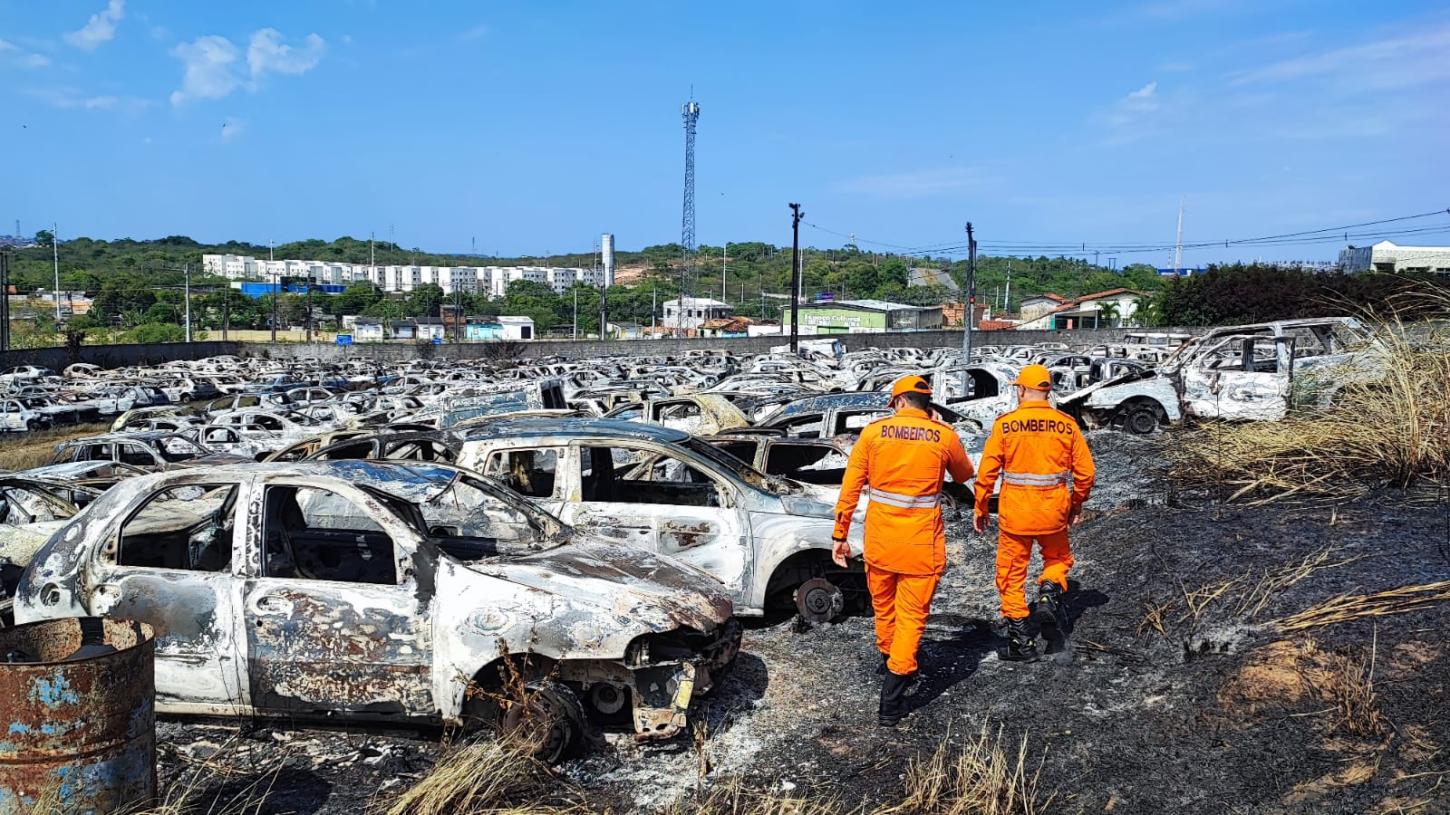 Bombeiros realizam perícia de incêndio no pátio do Batalhão de Polícia Rodoviária Estadual