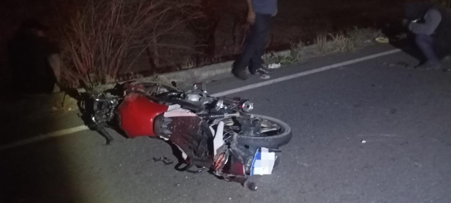 Colisão entre carro e moto deixa dois jovens mortos em Poço Redondo