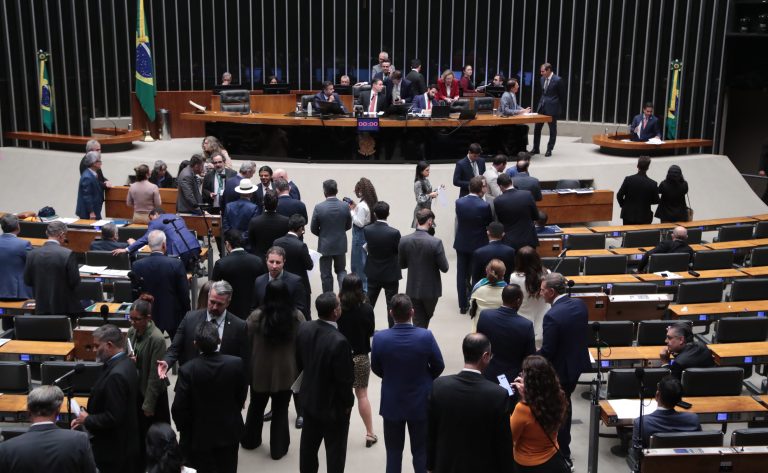 Câmara aprova regime de urgência para cinco propostas; acompanhe