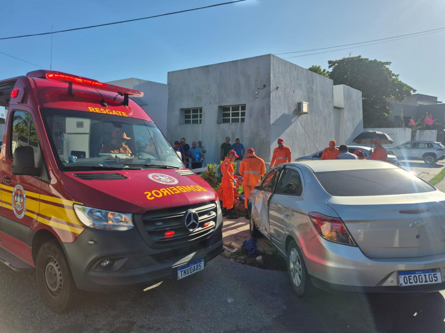 Acidente entre carro e motocicleta deixa dois feridos no bairro Getúlio Vargas, em Aracaju