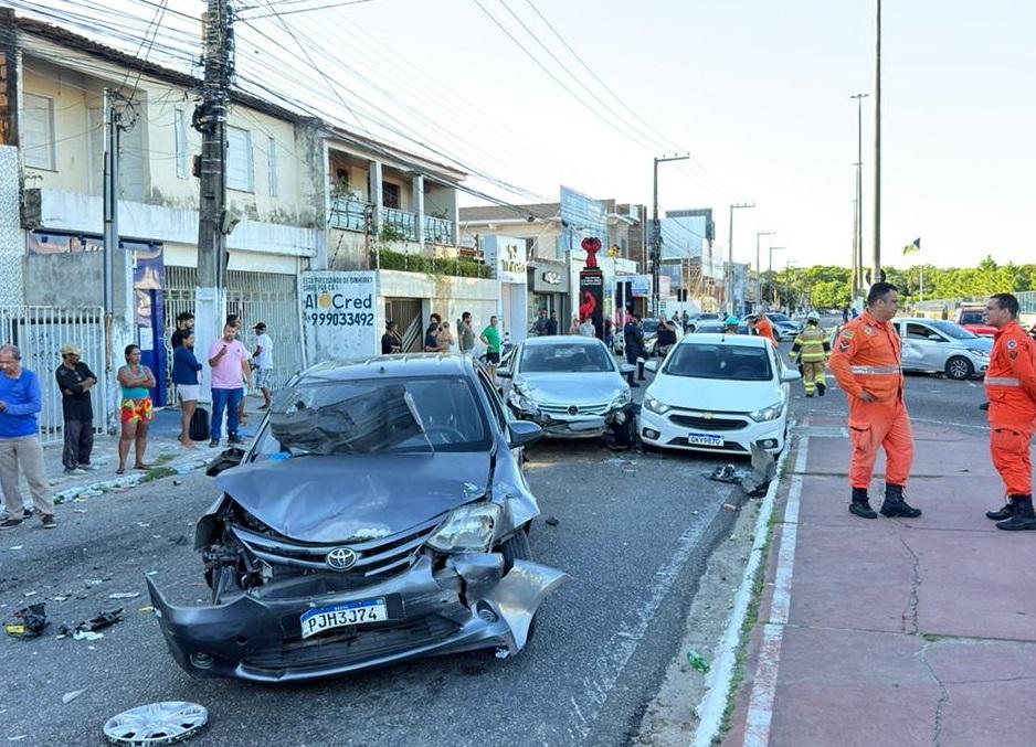 Carreta provoca engavetamento com 10 veículos e deixa dez feridos