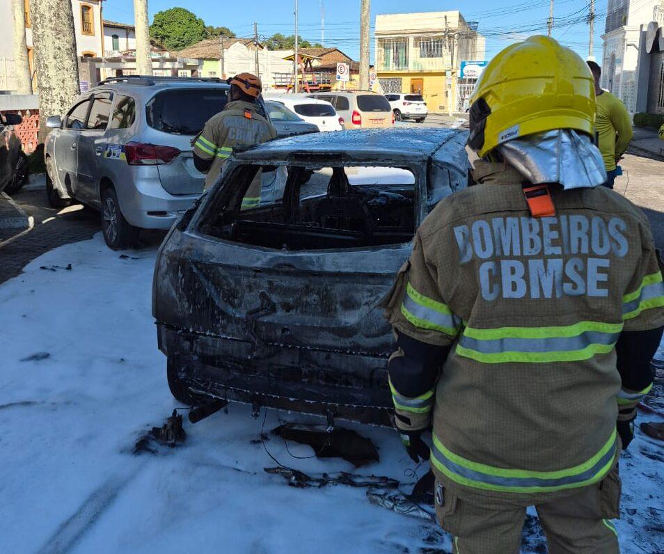 Veículo em movimento pega fogo e incêndio atinge outros dois carros em Estância