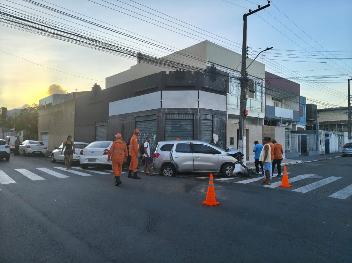 Colisão entre três veículos deixa seis feridos em cruzamento na capital