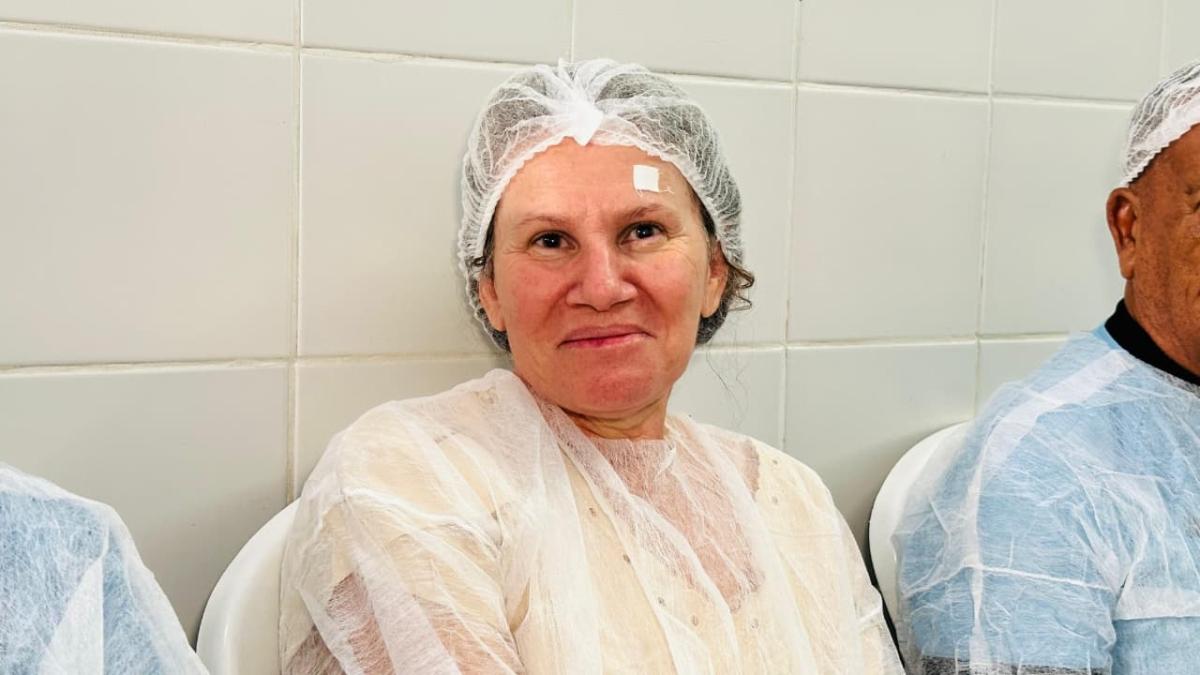 Aurora de Jesus, 52 anos, espera voltar a enxergar melhor e recuperar, no dia a dia, a autonomia para realizar as coisas simples da rotina. Foto: André Morais