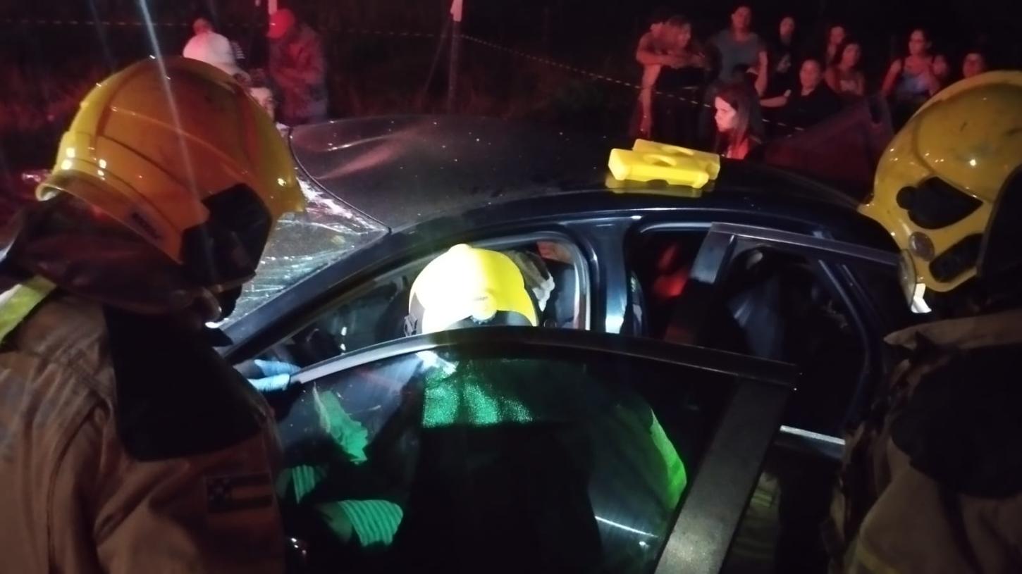 Bombeiros de Sergipe resgatam vítimas presas em ferragens na BR-101