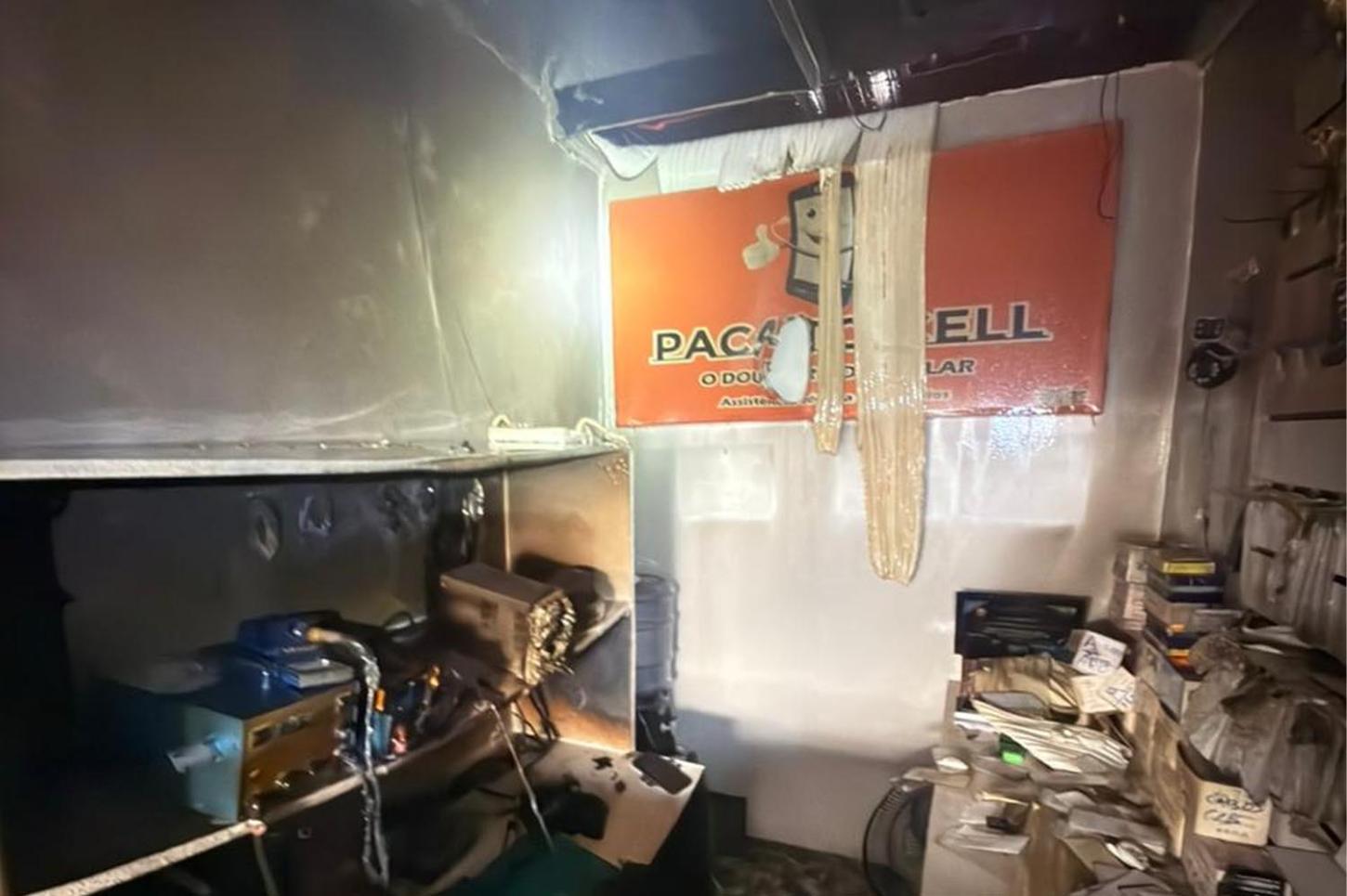 Loja de celulares pega fogo no Centro de Aracaju