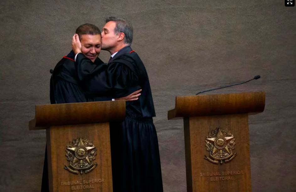 Nunes Marques assume presidência do TSE com Lula e Flávio Bolsonaro em cerimônia