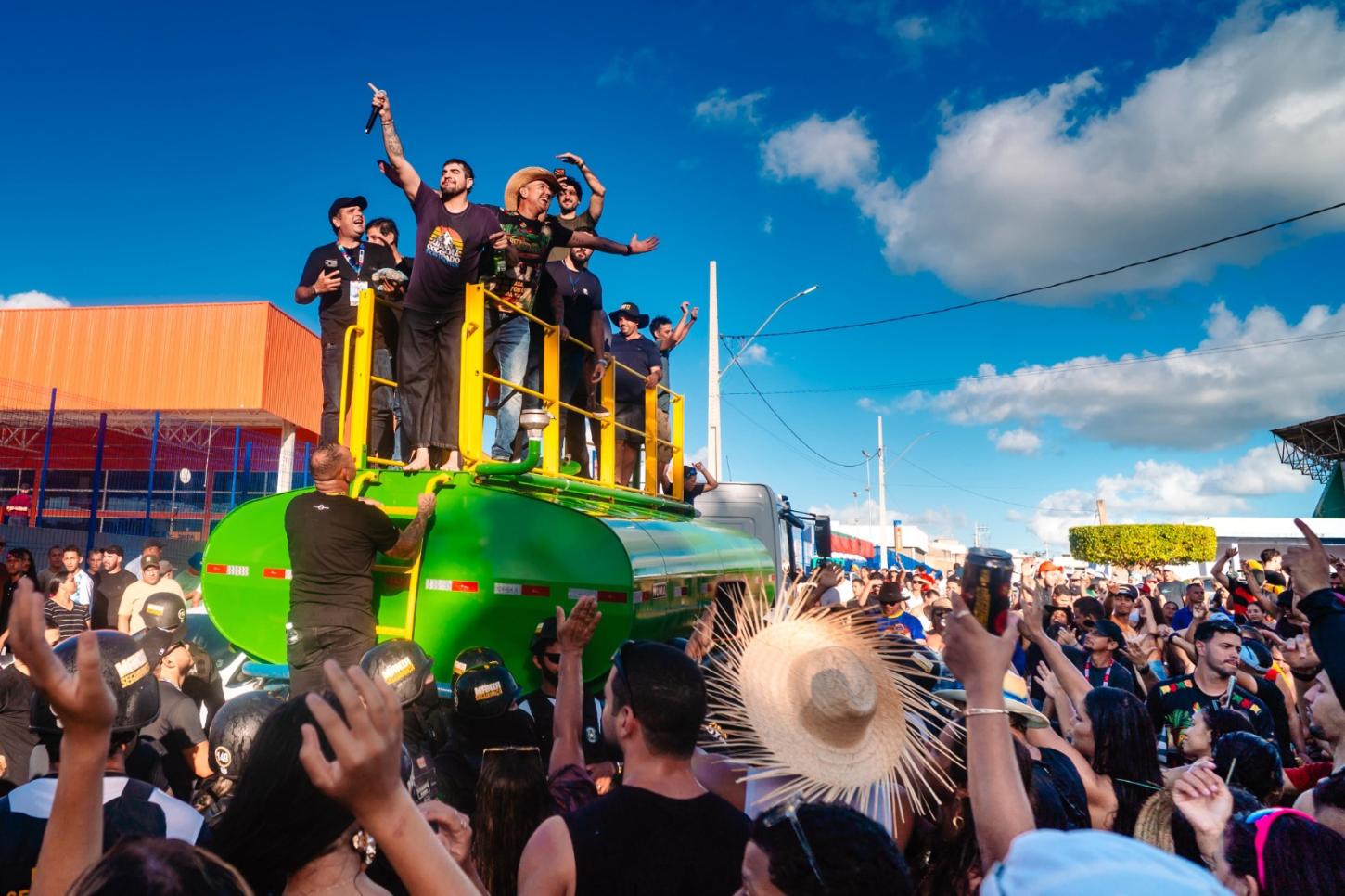 Pega do Mastro reúne multidão em Lagarto com cortejo tradicional e shows de Alcymar Monteiro e Nattan