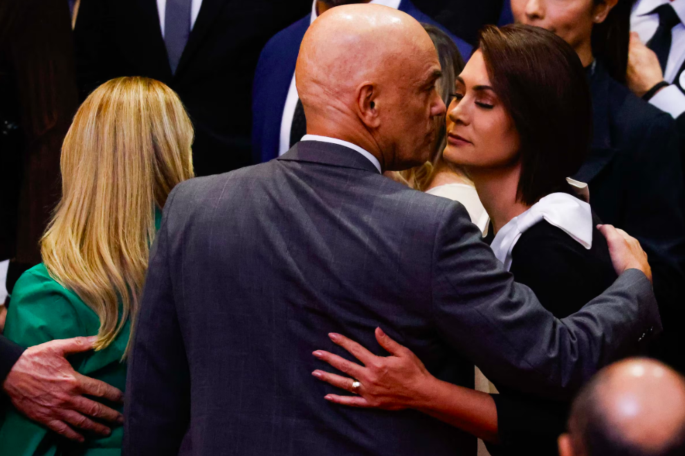 Alexandre de Moraes e a ex-primeira-dama Michelle Bolsonaro se cumprimentam