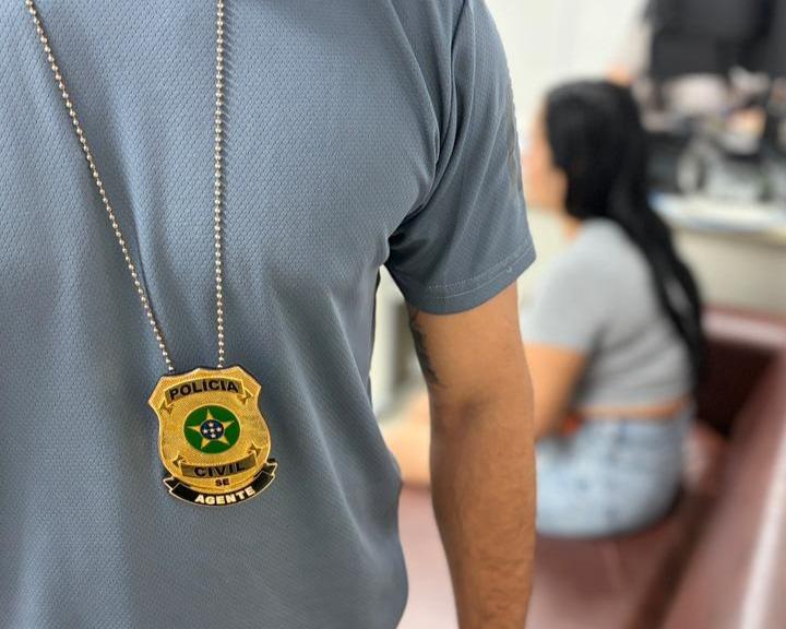 Cope prende mulher condenada a mais de 11 anos de prisão por roubo na Orla da Atalaia em Aracaju