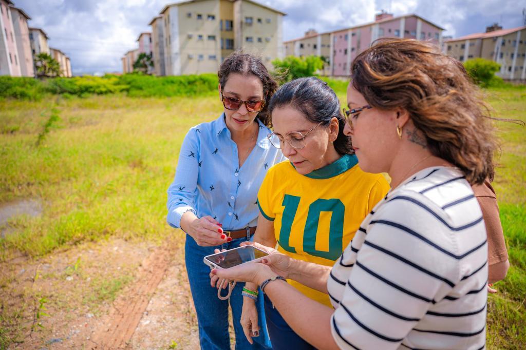 Prefeita Emília Corrêa vistoria área para nova USF e academia no bairro Marivan