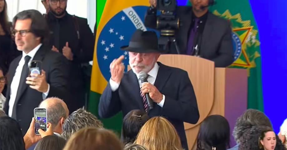 “Aqui para eles”: gesto de Lula no Planalto chama atenção durante anúncio do Brasil Sorridente