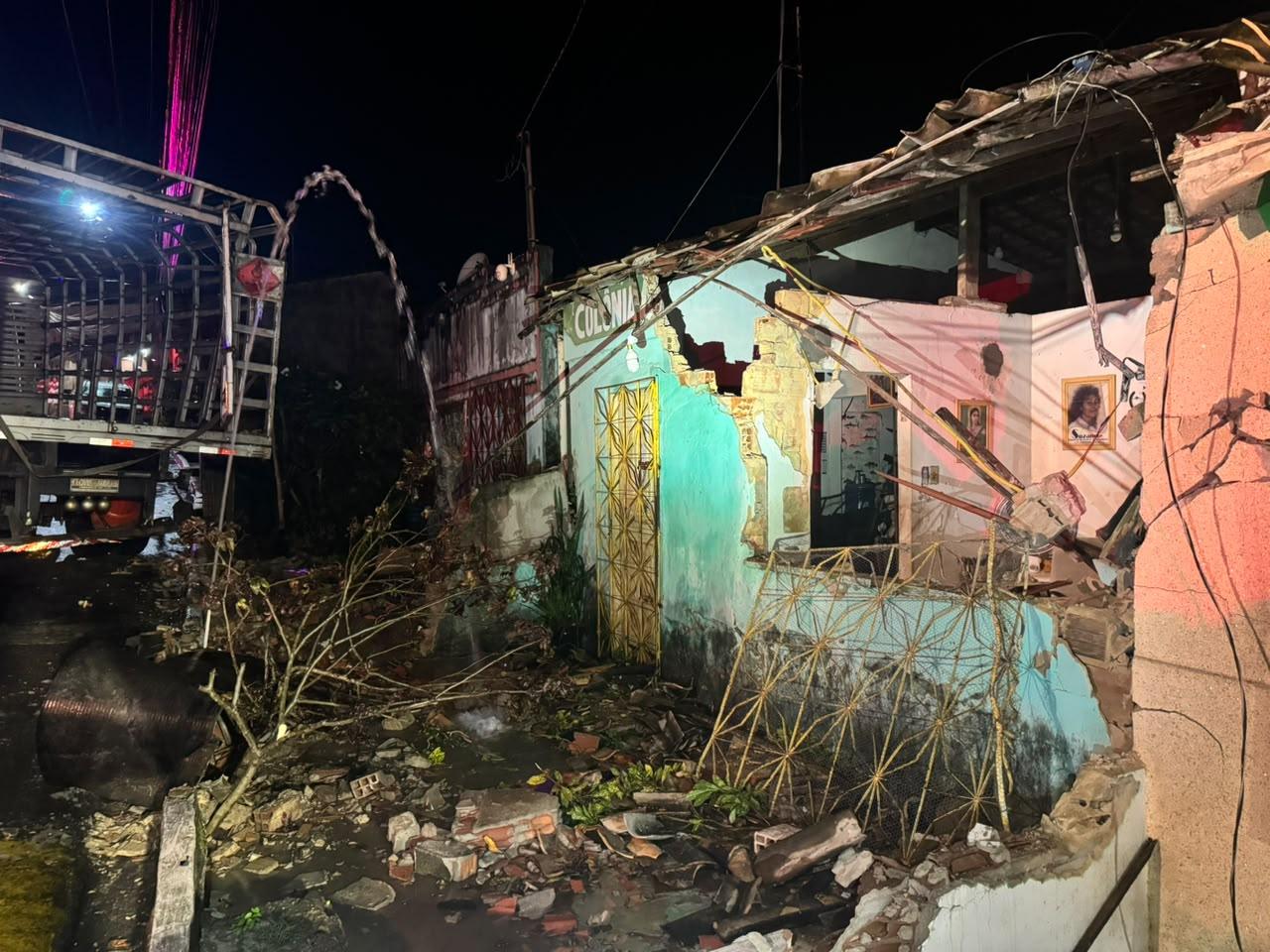 Caminhão com botijões de gás atinge três casas em Itaporanga d’Ajuda
