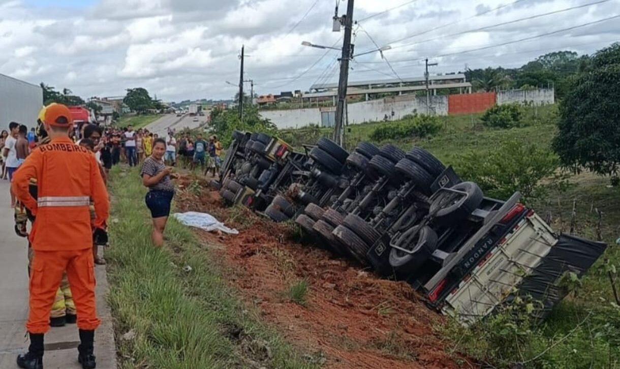 Motorista perde o controle de carreta e atinge mãe e filha em acidente fatal na BR-101, em Rosário do Catete