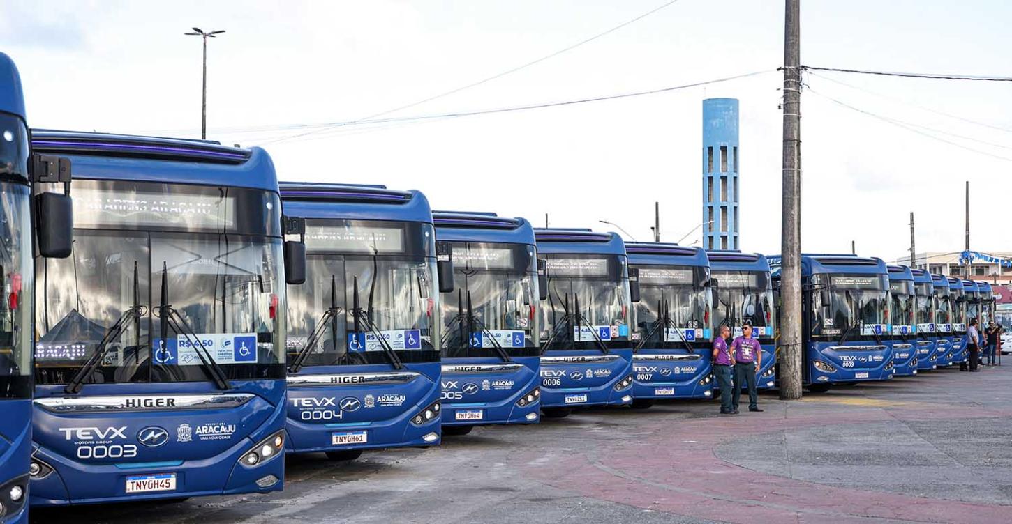 Prefeita de Aracaju entrega mais 15 ônibus elétricos à população 