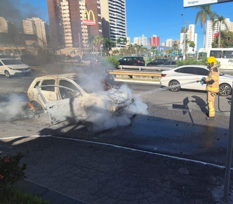 Susto no Jardins: carro pega fogo em frente a banco e fica completamente destruído em Aracaju