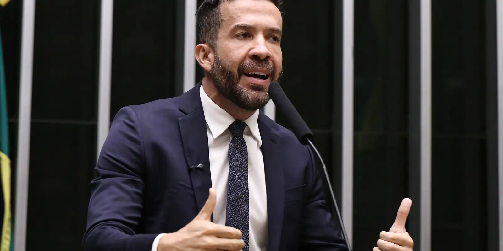 Deputado André Janones é internado com arritmia em São Paulo