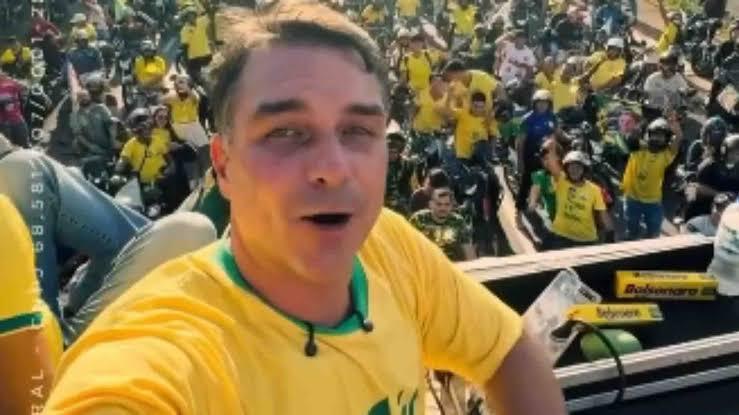Governo argentino confirma que Flávio Bolsonaro cruzou fronteira e deixou o país em avião particular