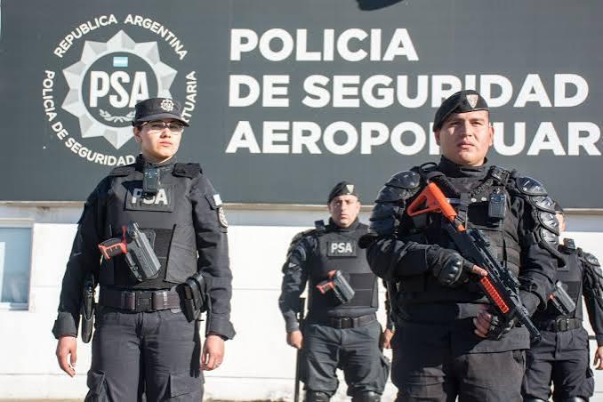 Polícia argentina escoltou veículos que transportavam Flávio Bolsonaro até avião particular, revela Clarín