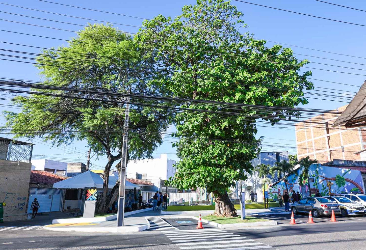 A revitalização contemplou a recuperação da pavimentação dos passeios, a adequação das rampas para pedestres e a recuperação dos meios-fios dos canteiros internos e de trechos dos passeios externos.