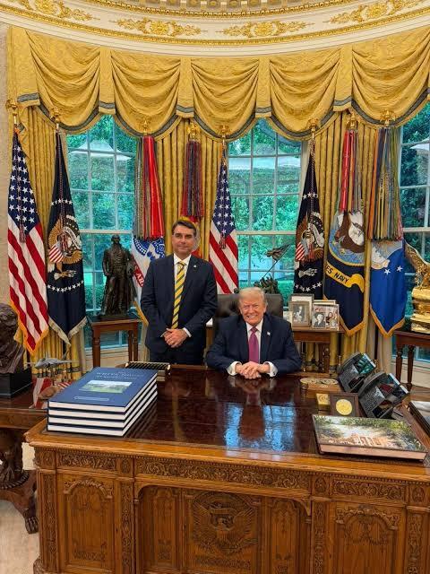 Trump deu sinal verde para Flávio Bolsonaro entrar nos EUA mesmo após ordem de entrega dos passaportes