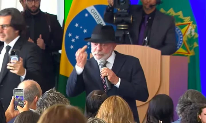 “Aqui para eles”: gesto de Lula no Planalto chama atenção durante anúncio do Brasil Sorridente