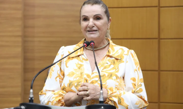 Áurea Ribeiro: “Você só não tirou o esqueleto de seu pai para fazer a campanha